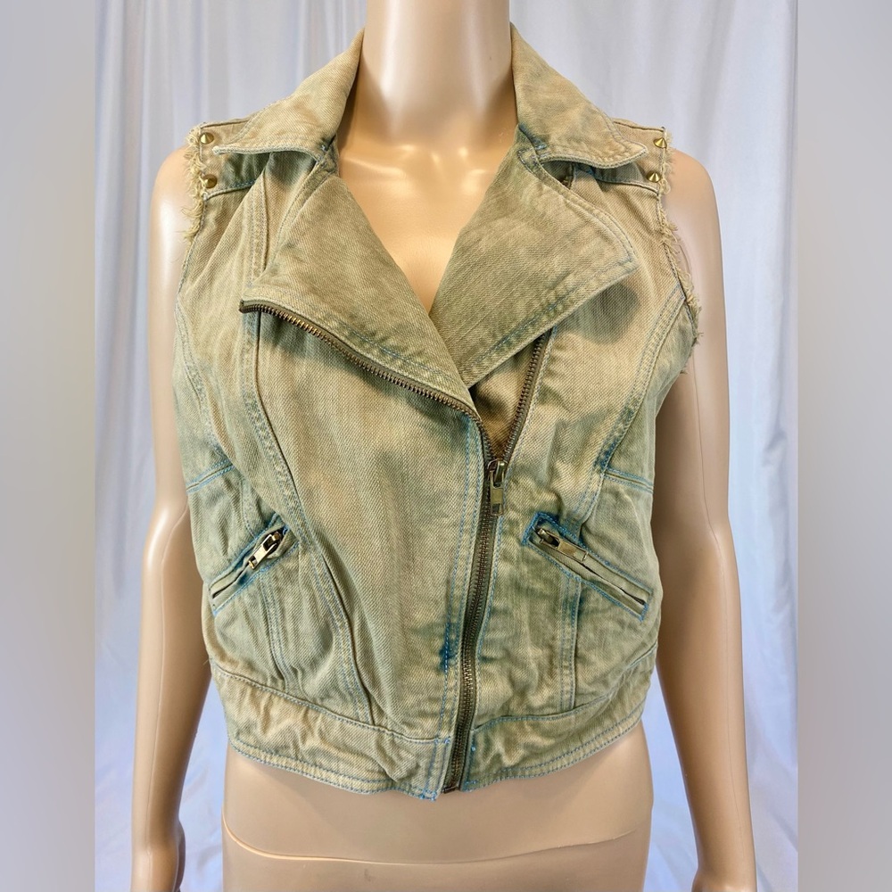 XOXO Jean Zip Up Vest with Studs
Size: S
Fabric: 99% Cotton 1% Spandex